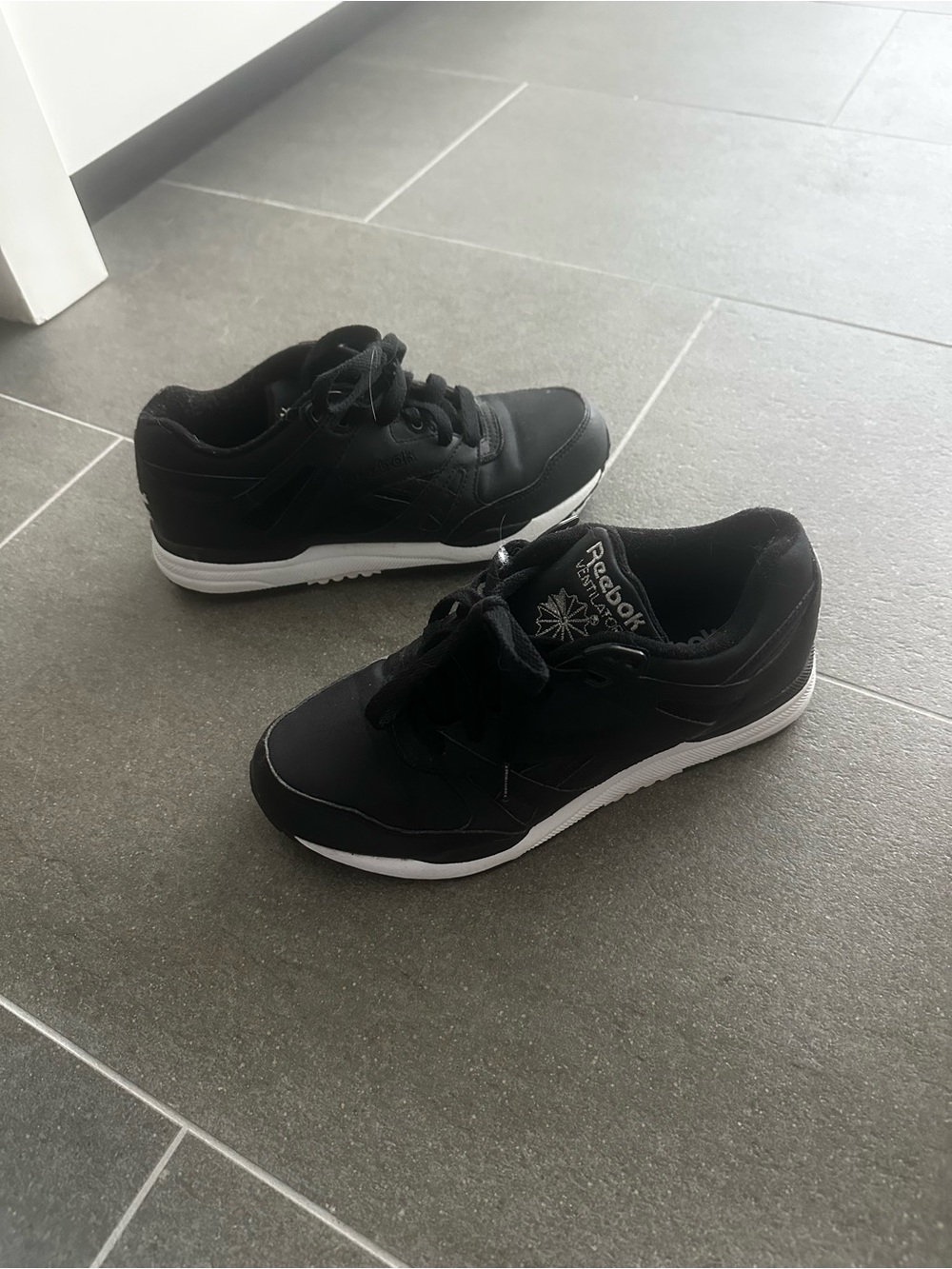 Reebok Men's Mastermind × Reebok Men's Ventilator sneaker